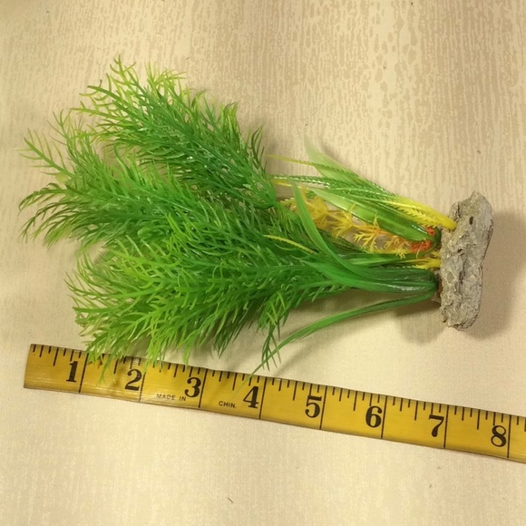 Assortment of 8 Fish tank Plant Decorations - Picture 6 of 10